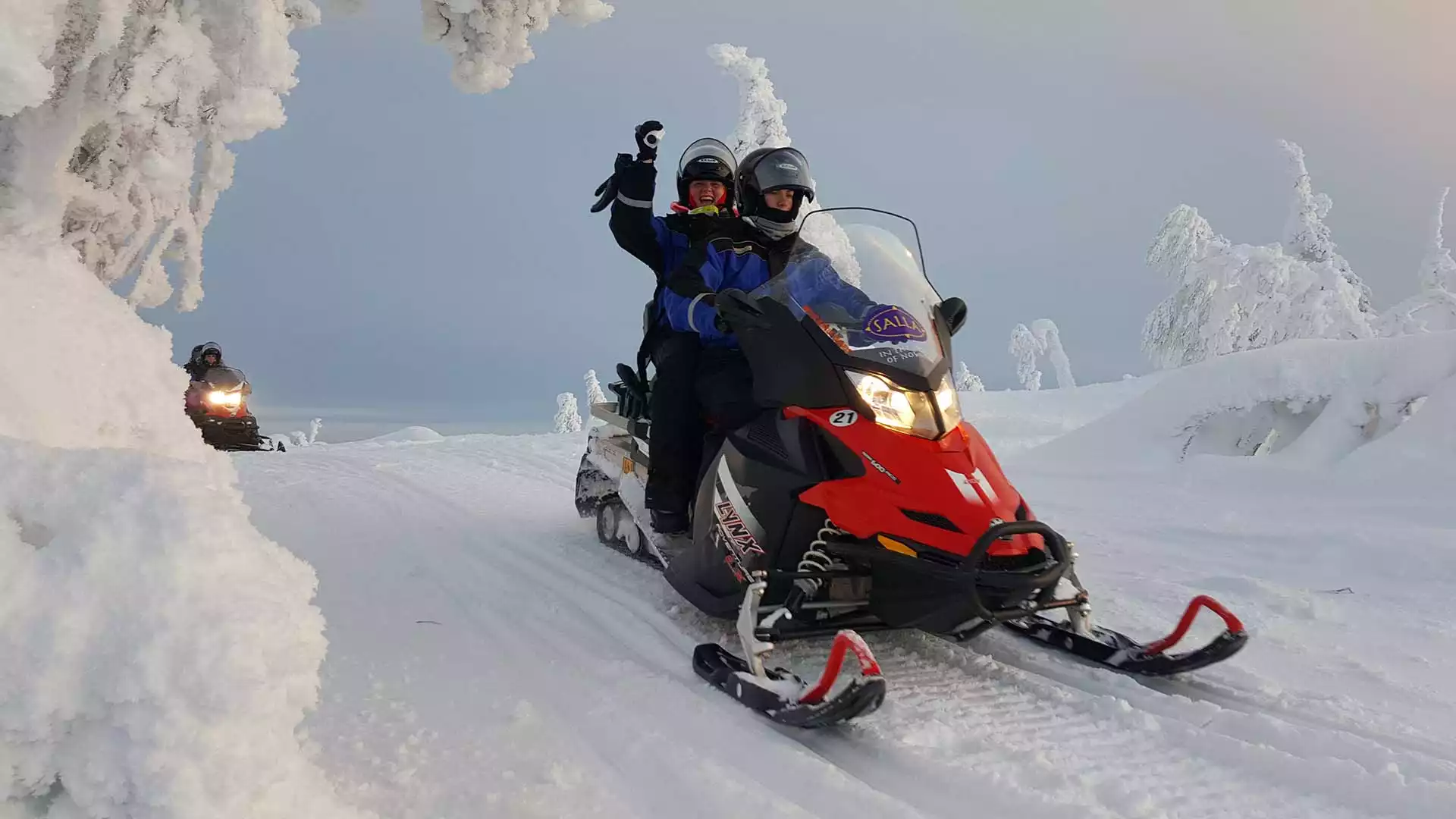 Sneeuwscooteren en noorderlichtjacht op sneeuwschoenen