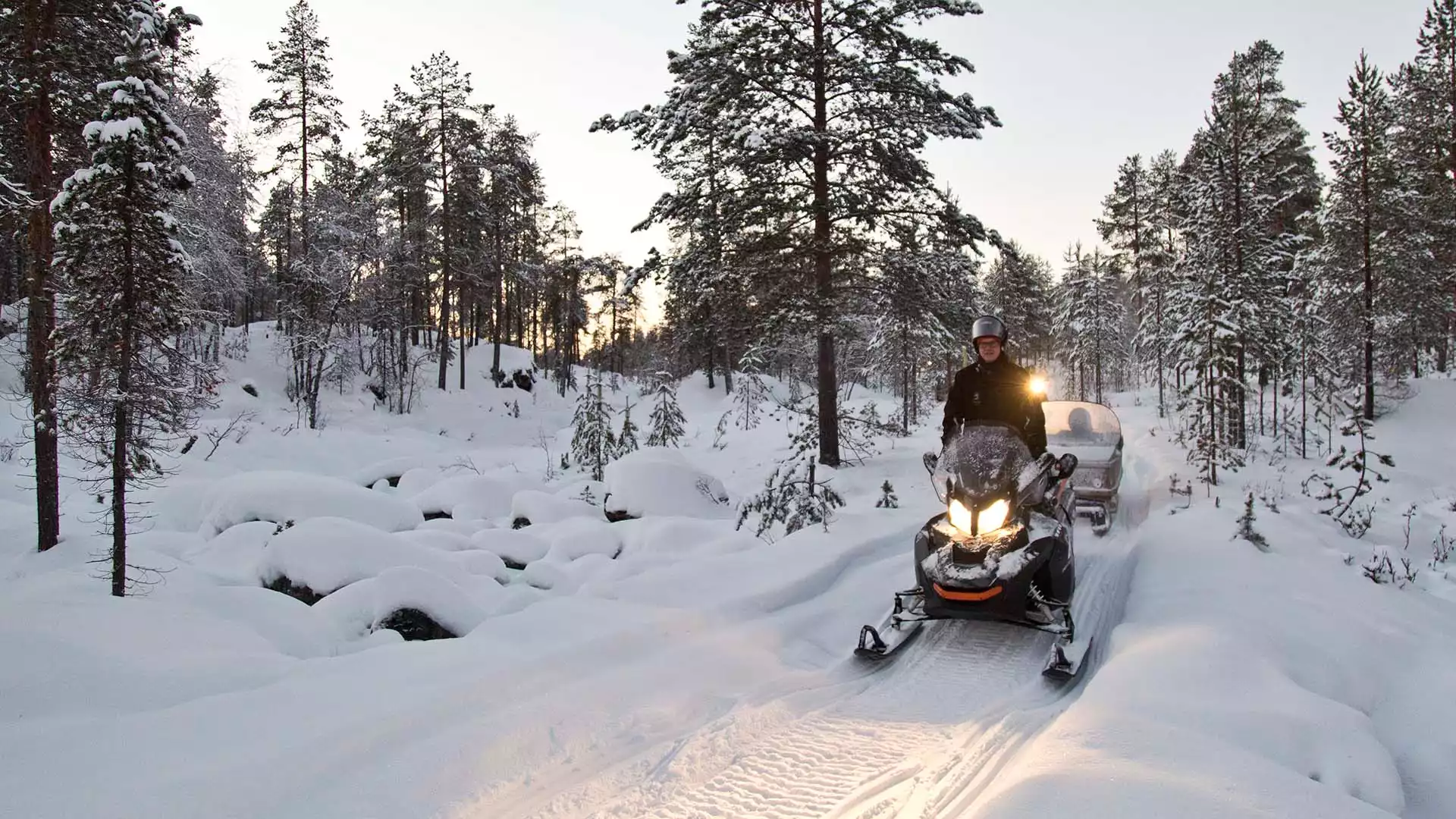 Verken de omgeving per sneeuwscooter