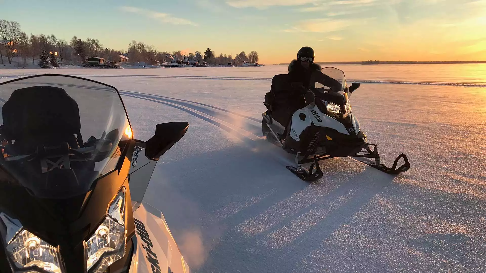 De natuur in met de sneeuwscooter