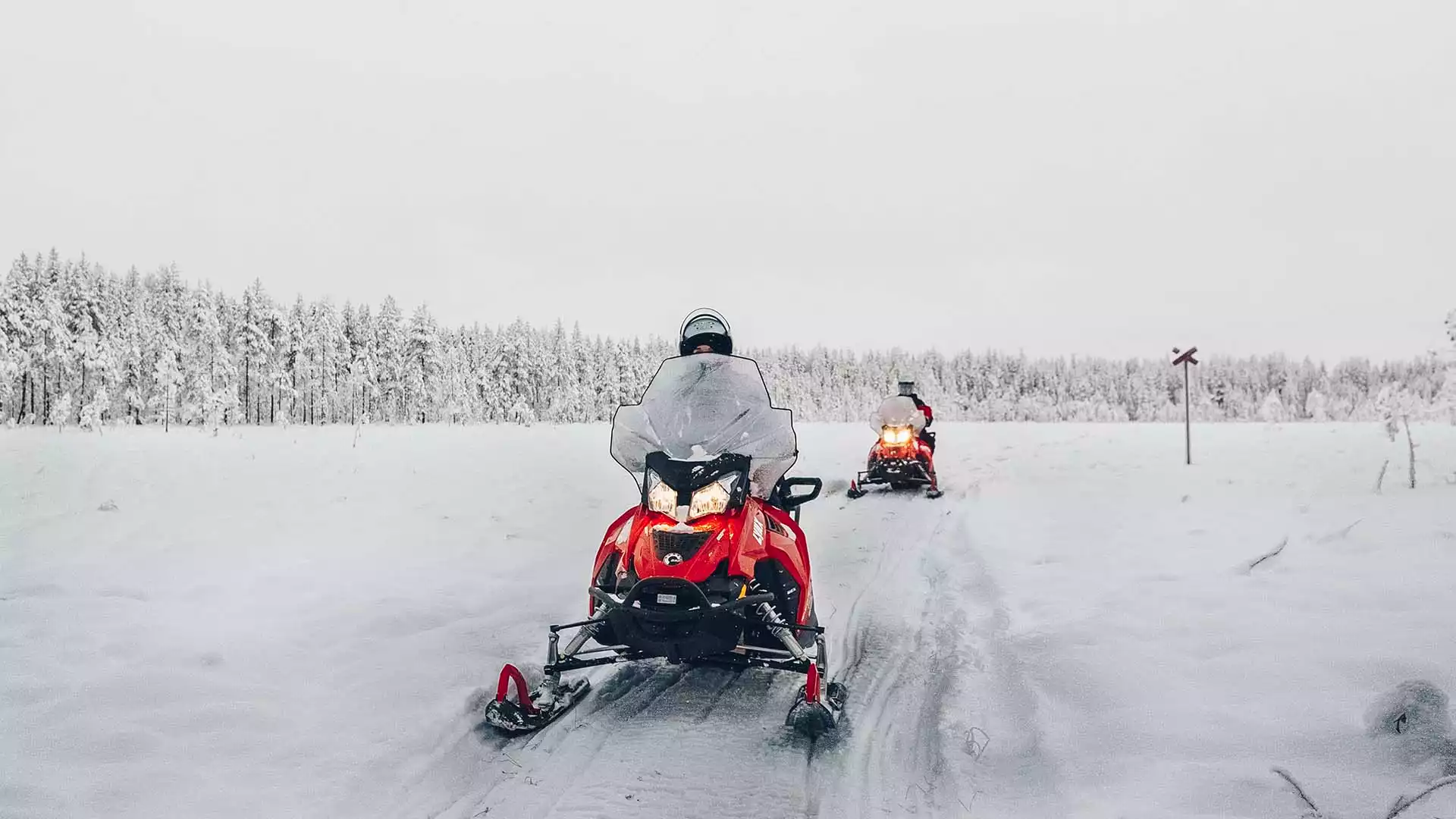 De wildernis in per sneeuwscooter