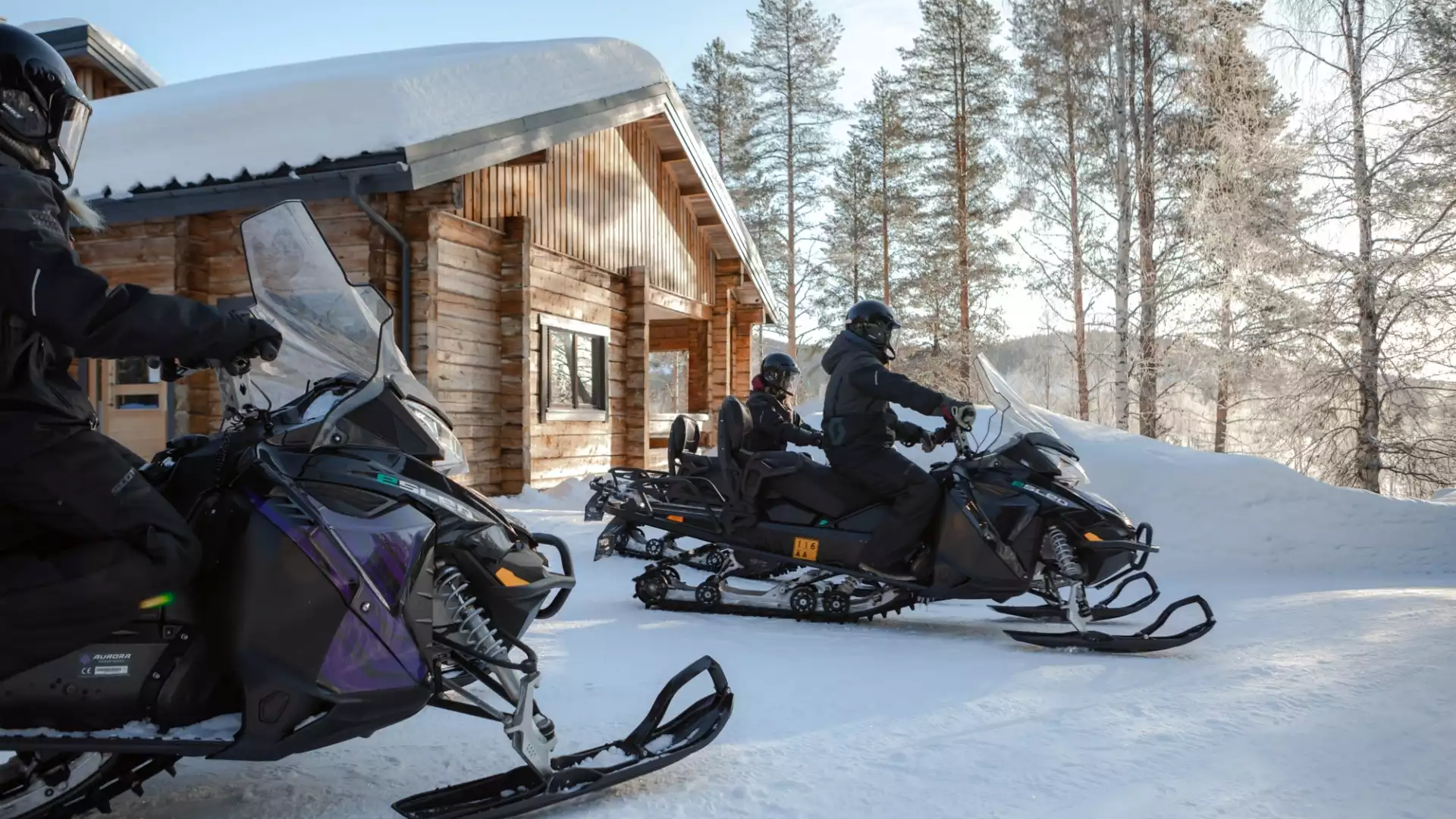 Sneeuwscootertocht door de winterse natuur