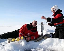 ranua-sneeuwscootersafari-ijsvissen